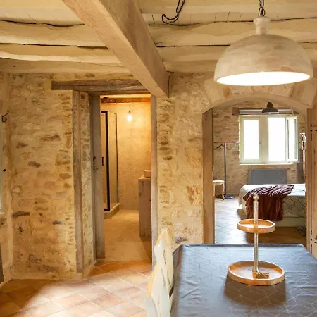 Casa vacanze Rustic In With Jacuzzi